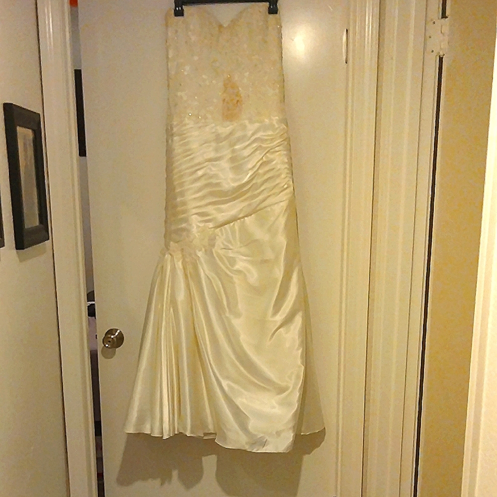 Elegant Cream Strapless Gown